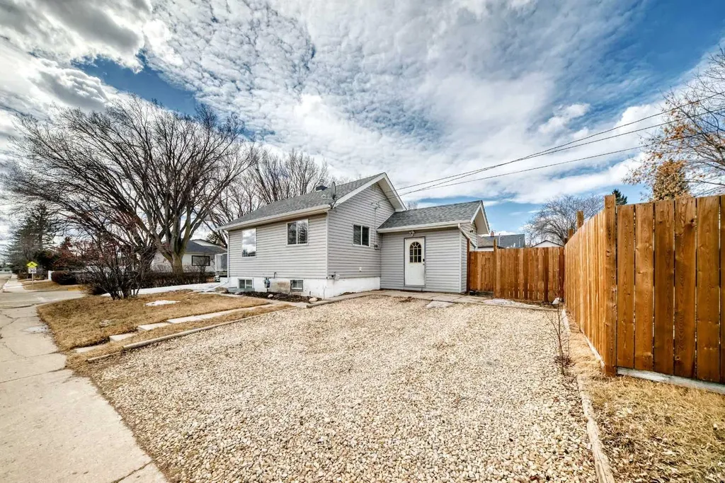 5602 51 Avenue Lacombe AB T4L 1K9