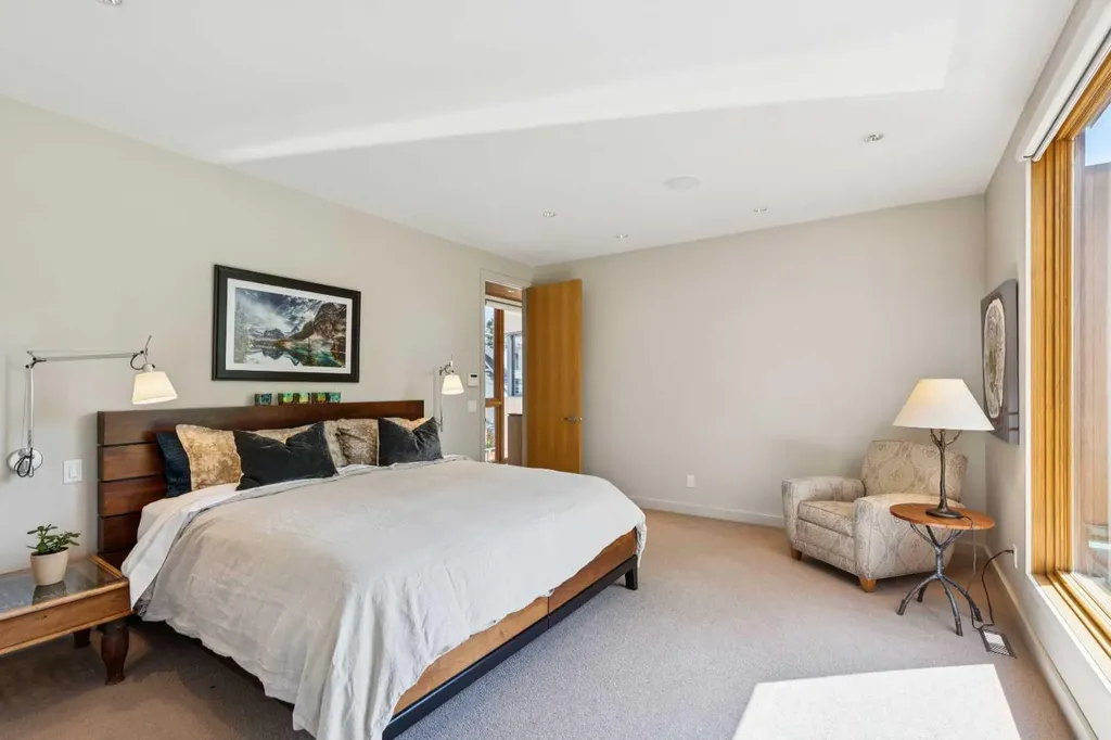 3038 4 Street SW Calgary AB T2S1X8