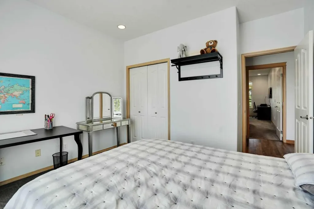 6 Discovery Woods Villas SW Calgary AB T3H 5A6