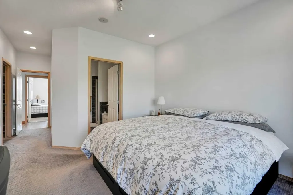 6 Discovery Woods Villas SW Calgary AB T3H 5A6