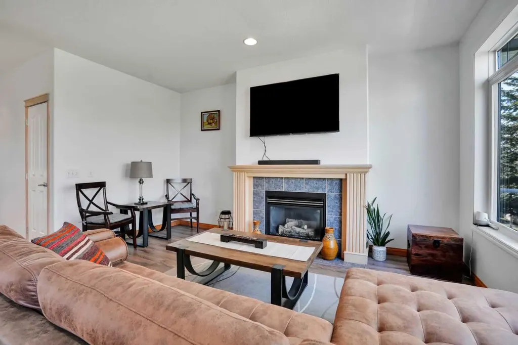 6 Discovery Woods Villas SW Calgary AB T3H 5A6