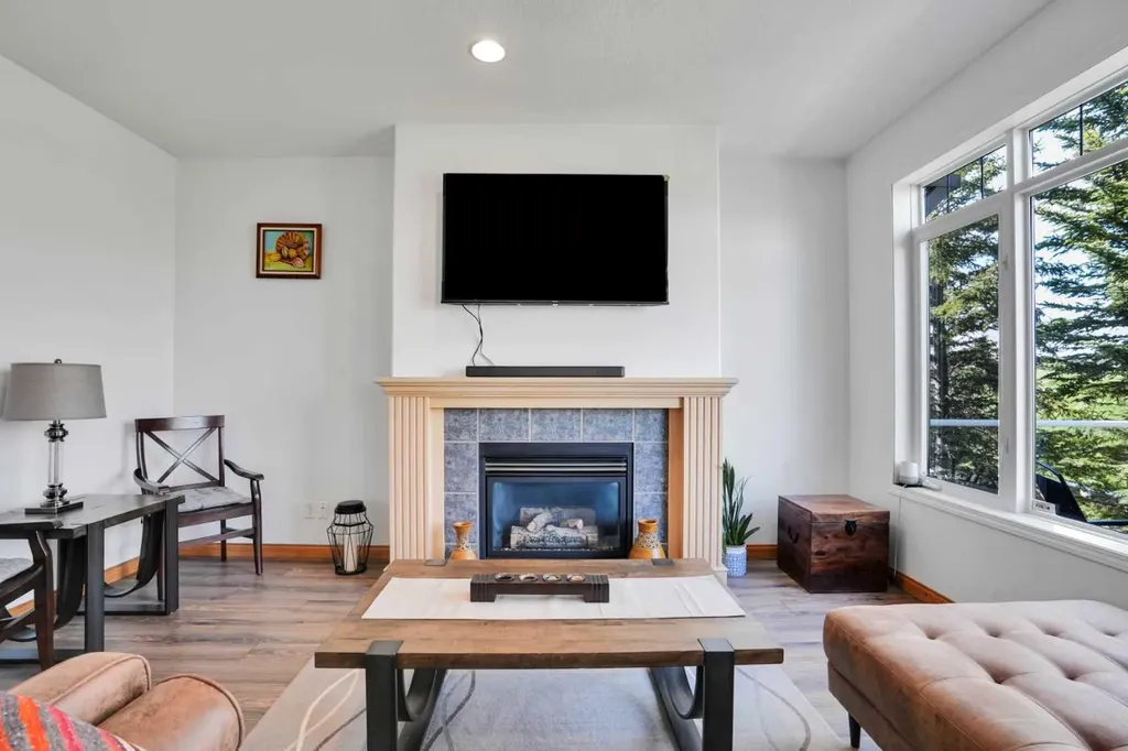 6 Discovery Woods Villas SW Calgary AB T3H 5A6