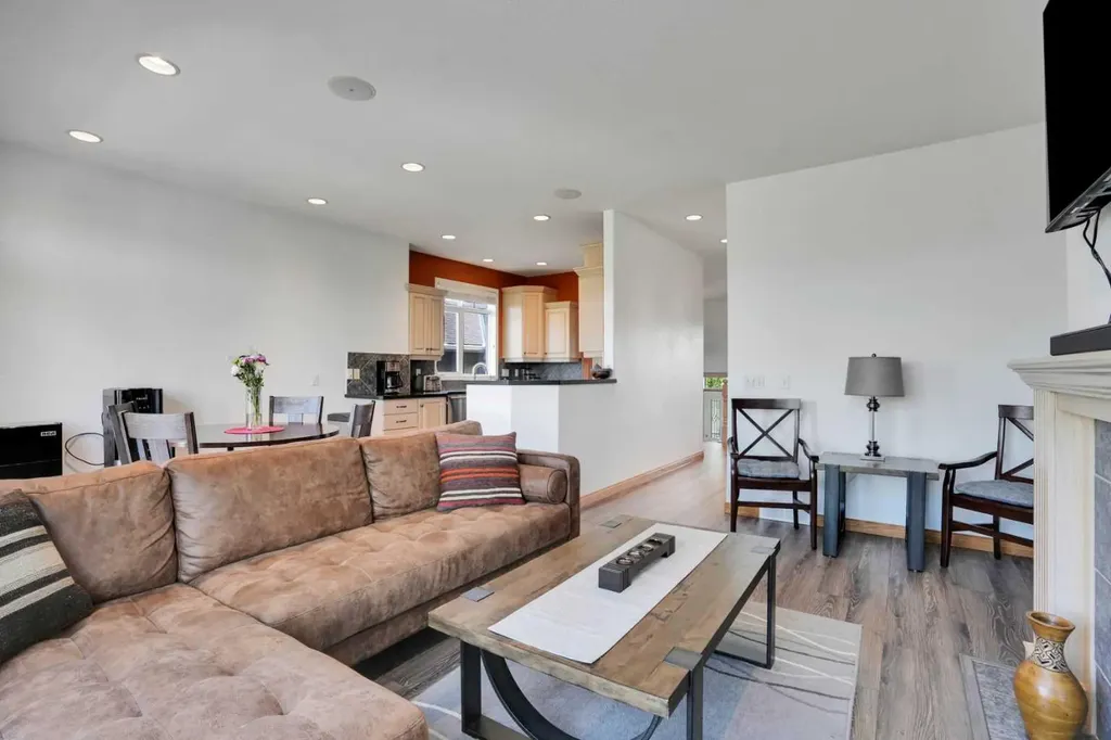 6 Discovery Woods Villas SW Calgary AB T3H 5A6