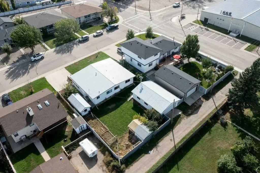 605 50 Avenue Coalhurst AB T0L 0V0