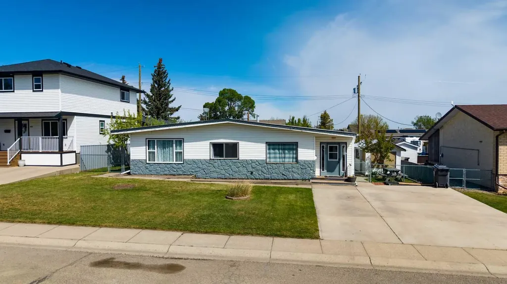 605 50 Avenue Coalhurst AB T0L 0V0