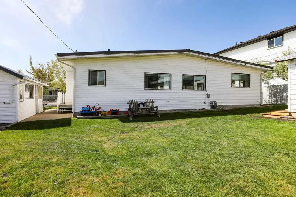 605 50 Avenue Coalhurst AB T0L 0V0