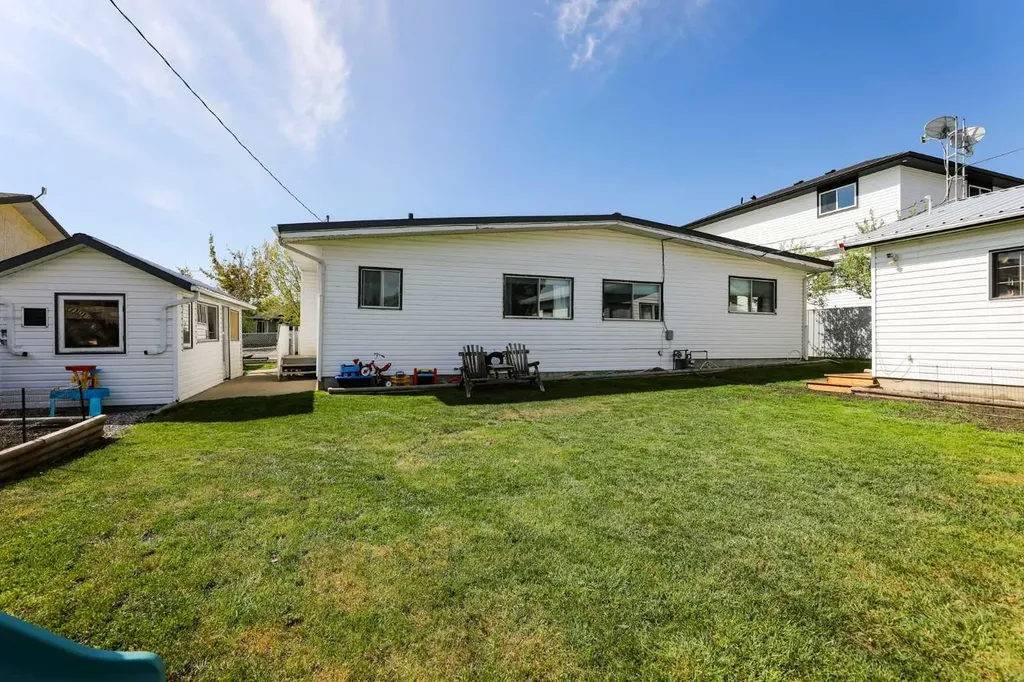 605 50 Avenue Coalhurst AB T0L 0V0