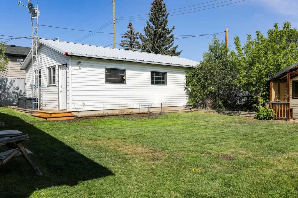 605 50 Avenue Coalhurst AB T0L 0V0