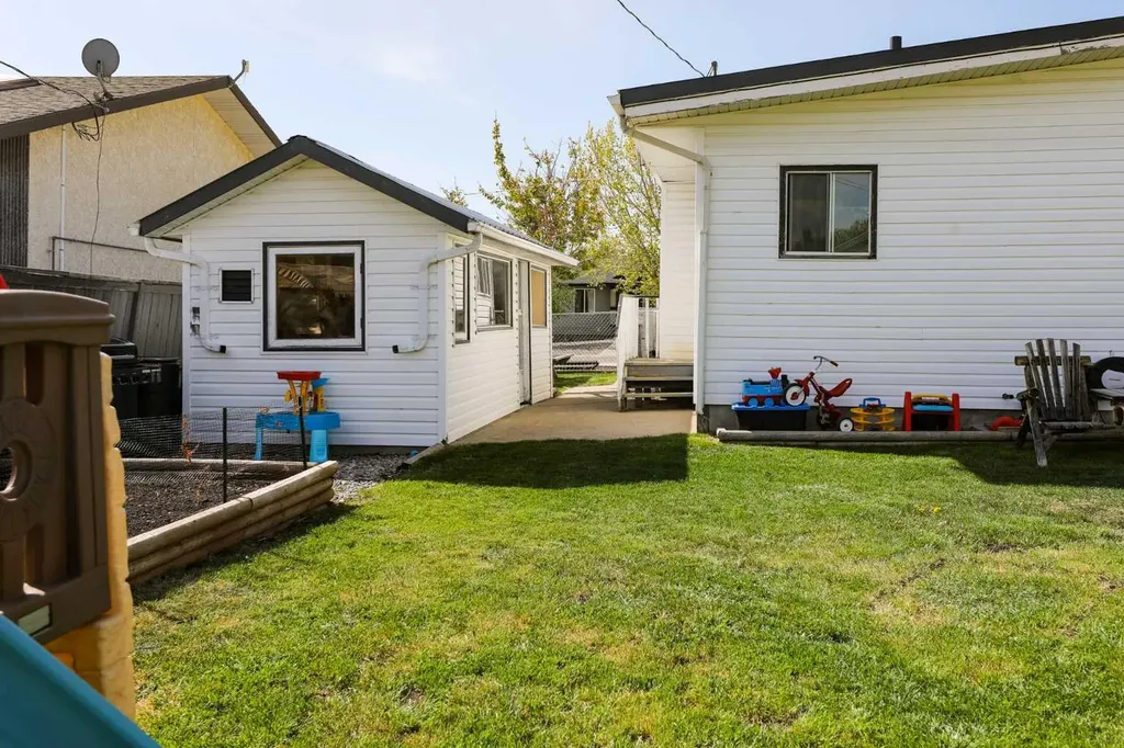 605 50 Avenue Coalhurst AB T0L 0V0