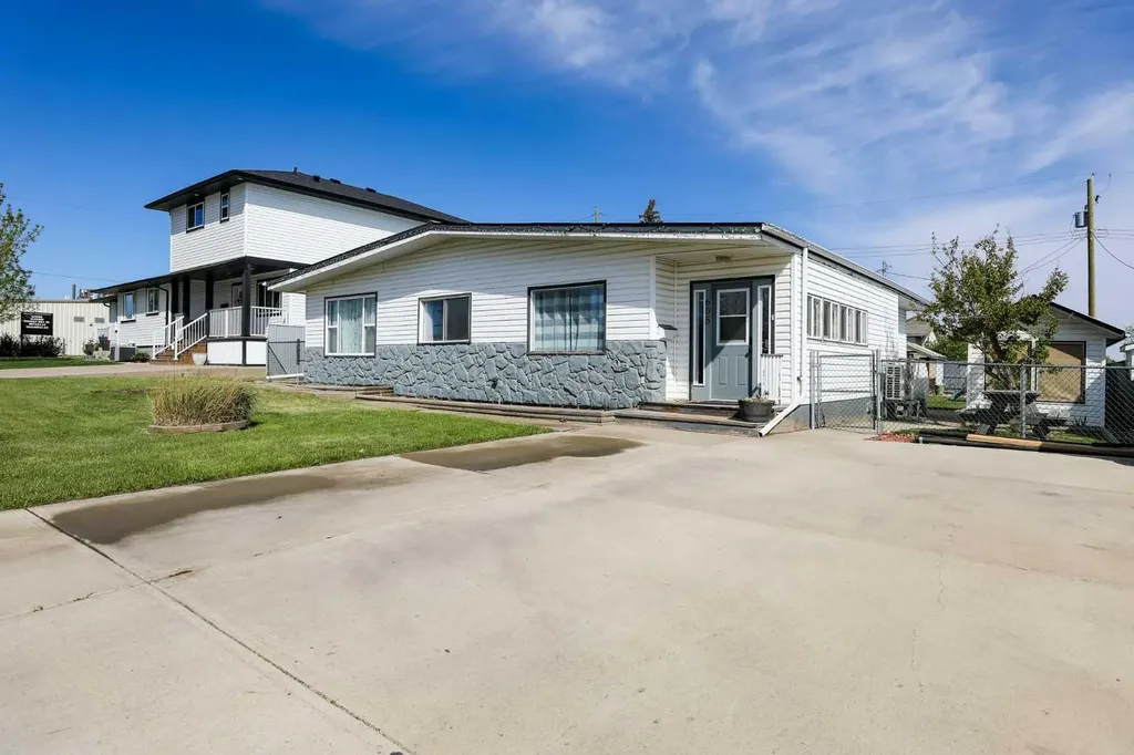 605 50 Avenue Coalhurst AB T0L 0V0