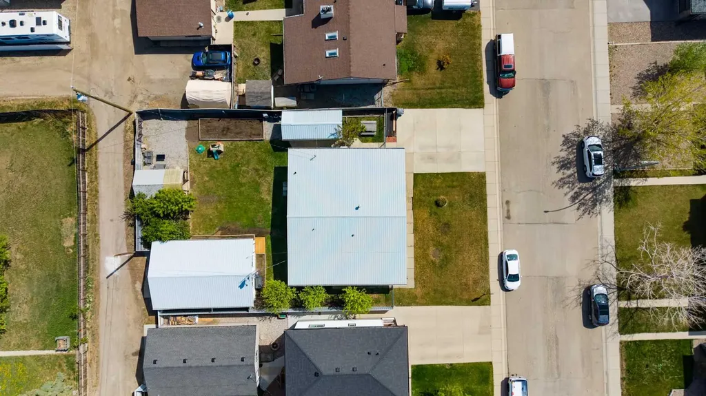 605 50 Avenue Coalhurst AB T0L 0V0