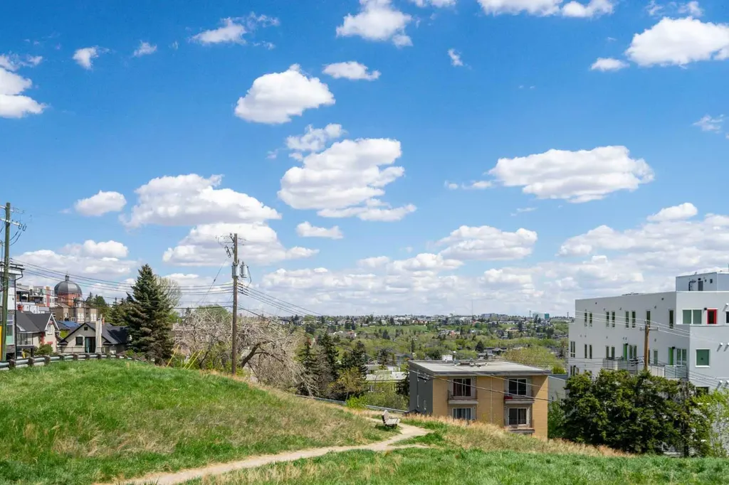 721 4 Street NE Calgary AB T2E 3S7