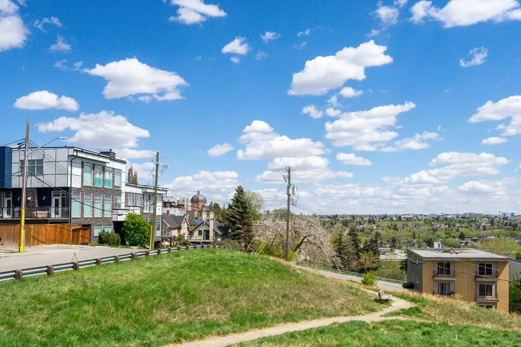 721 4 Street NE Calgary AB T2E 3S7