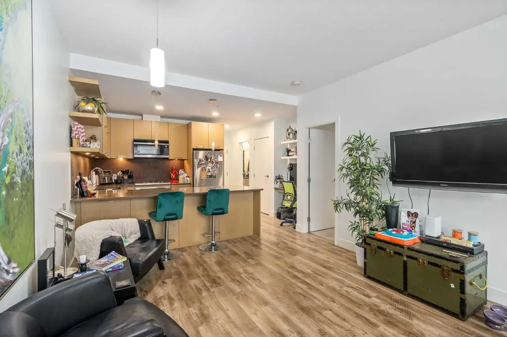 721 4 Street NE Calgary AB T2E 3S7