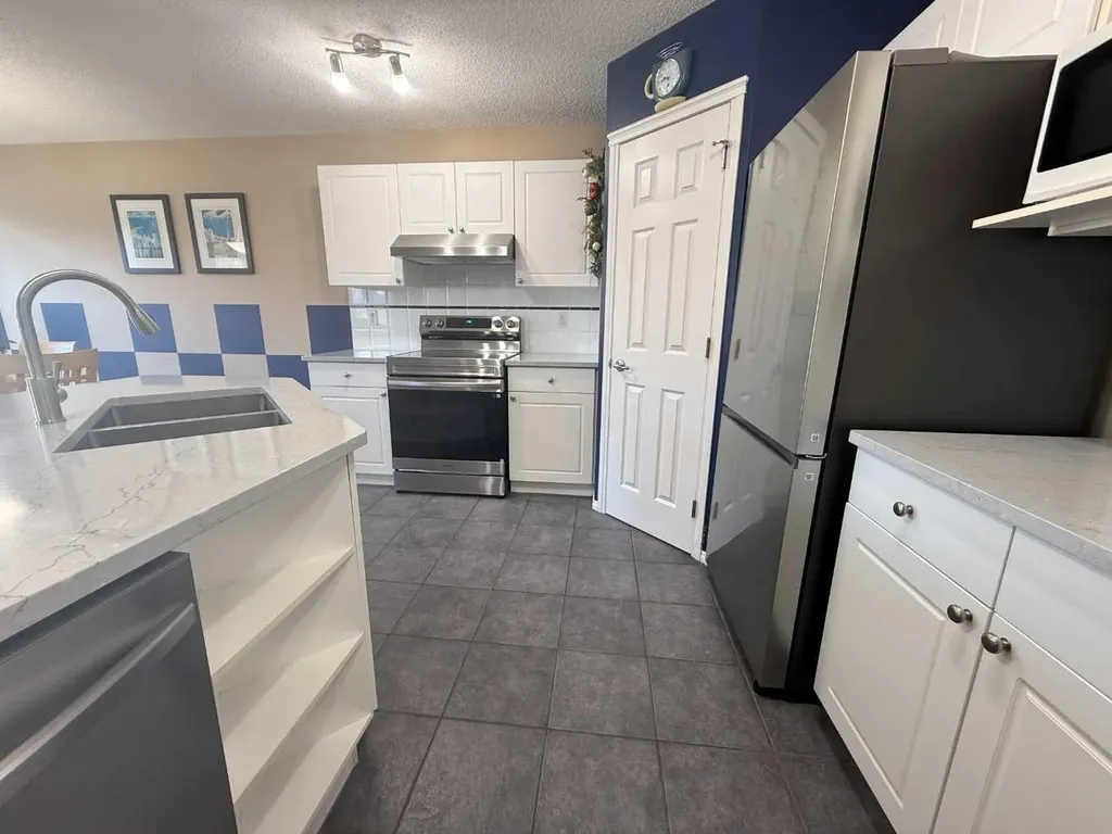 15 Saddletree Drive NE Calgary AB T3J 5C7