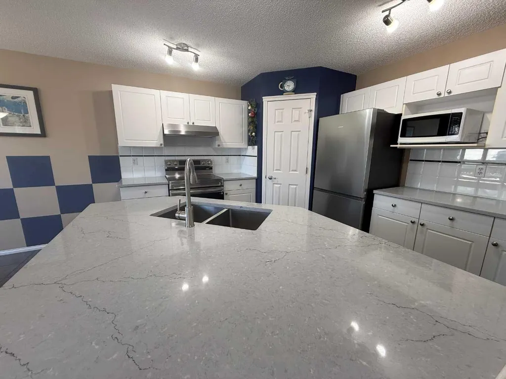 15 Saddletree Drive NE Calgary AB T3J 5C7