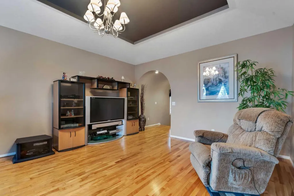 15 Saddletree Drive NE Calgary AB T3J 5C7