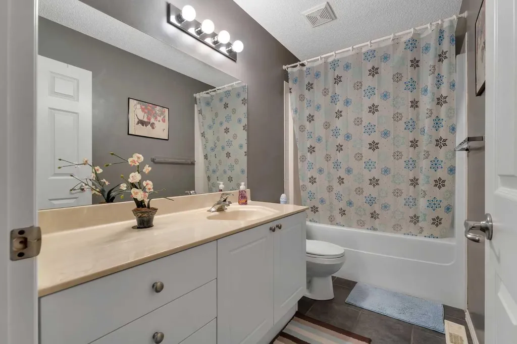 15 Saddletree Drive NE Calgary AB T3J 5C7