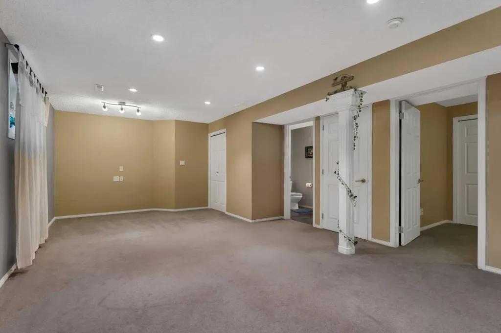15 Saddletree Drive NE Calgary AB T3J 5C7