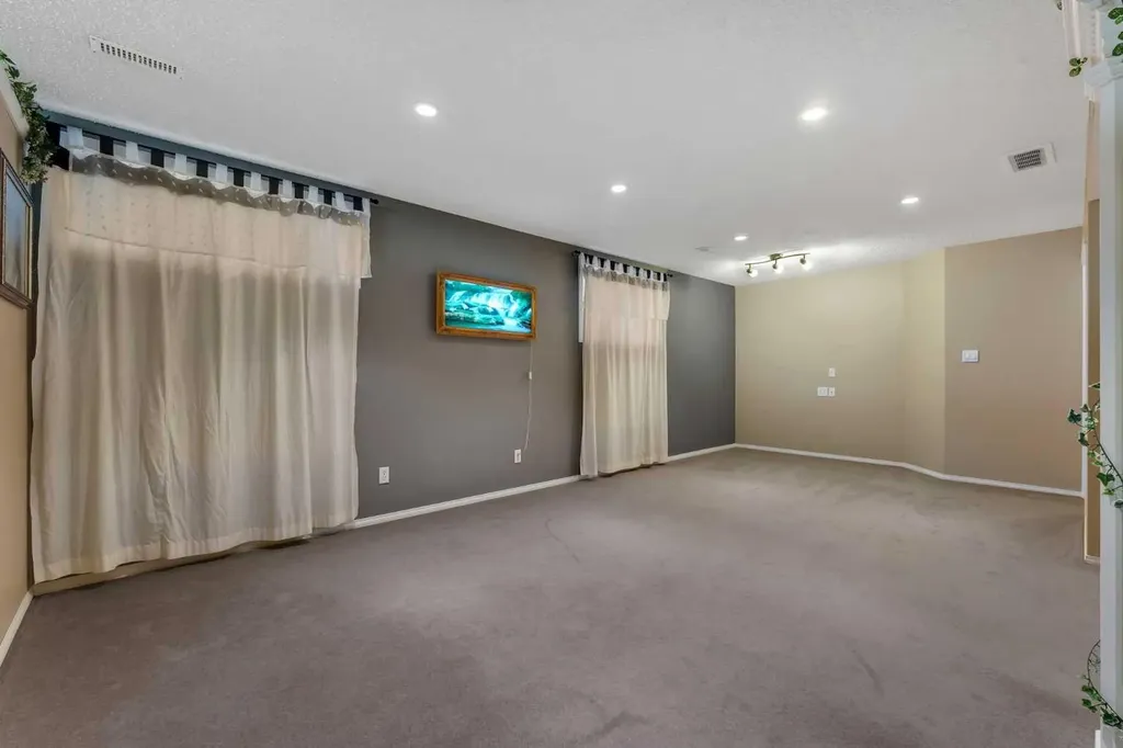 15 Saddletree Drive NE Calgary AB T3J 5C7