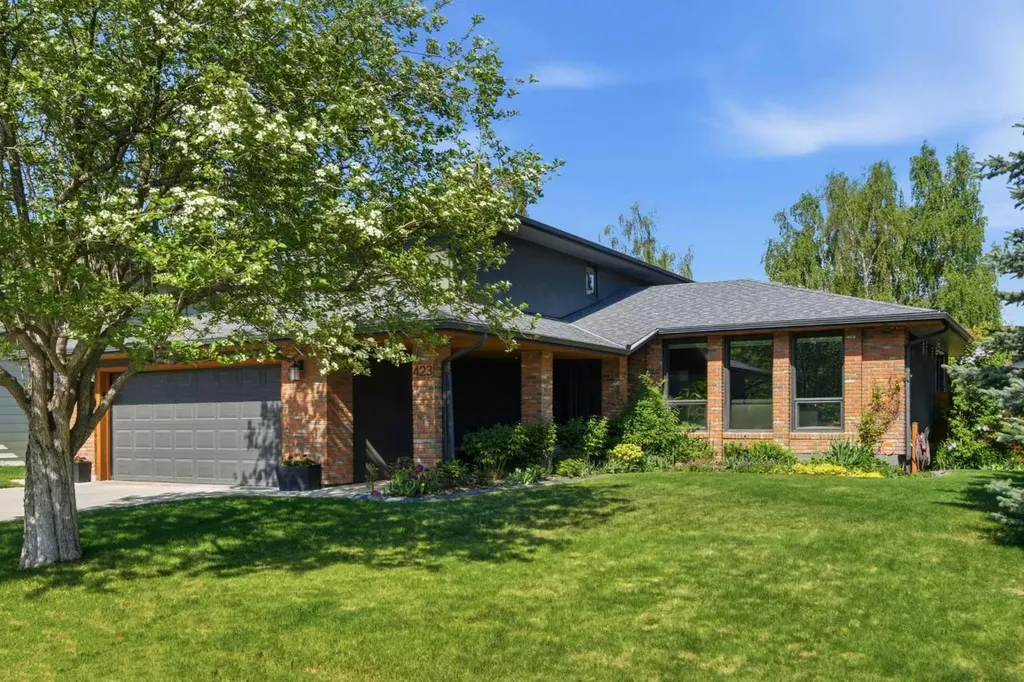 423 Lake Simcoe Crescent SE Calgary AB T2J5L3