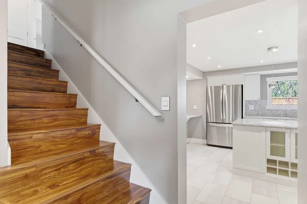 423 Lake Simcoe Crescent SE Calgary AB T2J5L3