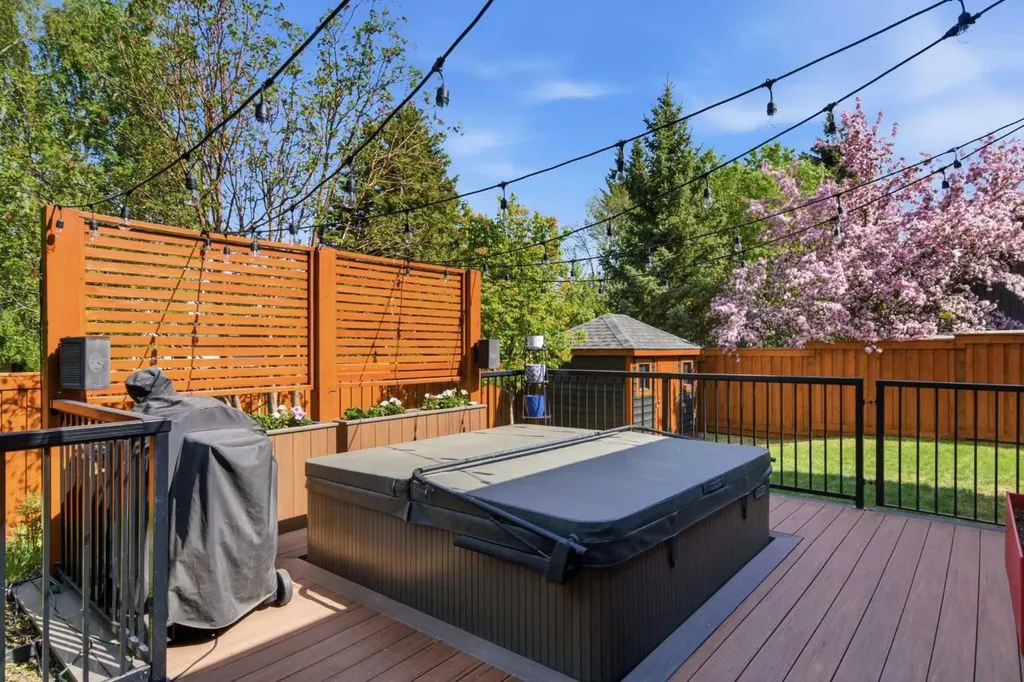 423 Lake Simcoe Crescent SE Calgary AB T2J5L3