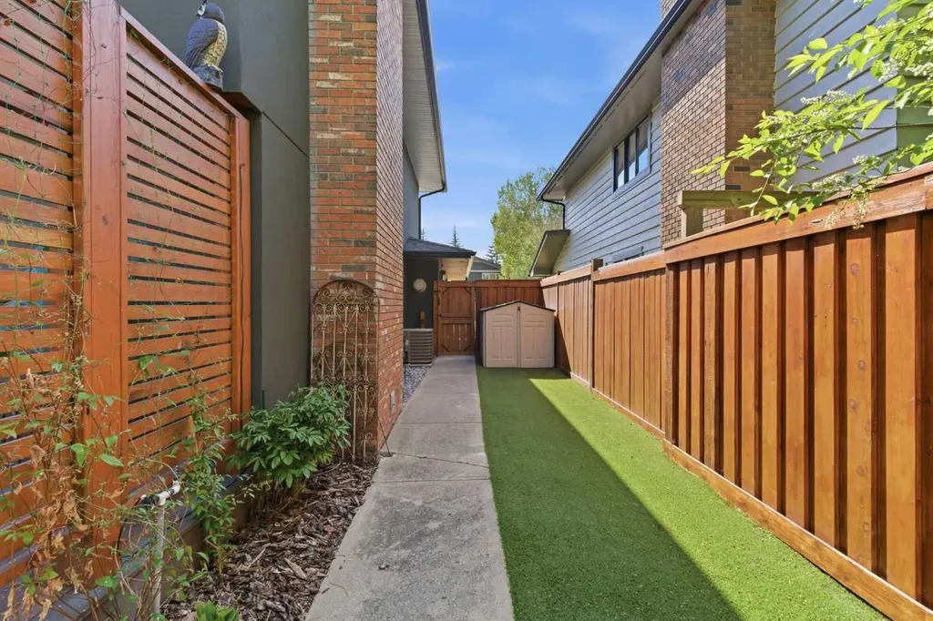 423 Lake Simcoe Crescent SE Calgary AB T2J5L3