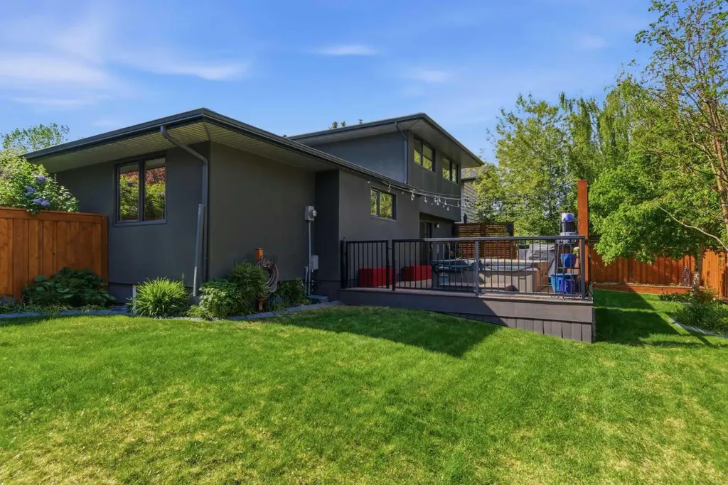 423 Lake Simcoe Crescent SE Calgary AB T2J5L3