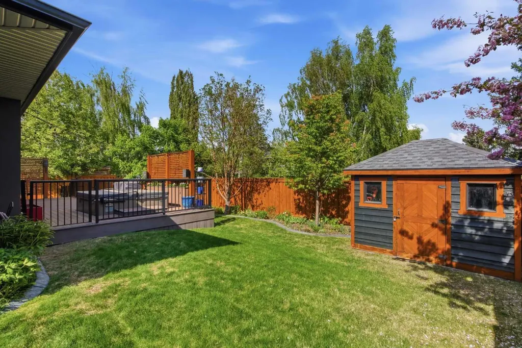 423 Lake Simcoe Crescent SE Calgary AB T2J5L3