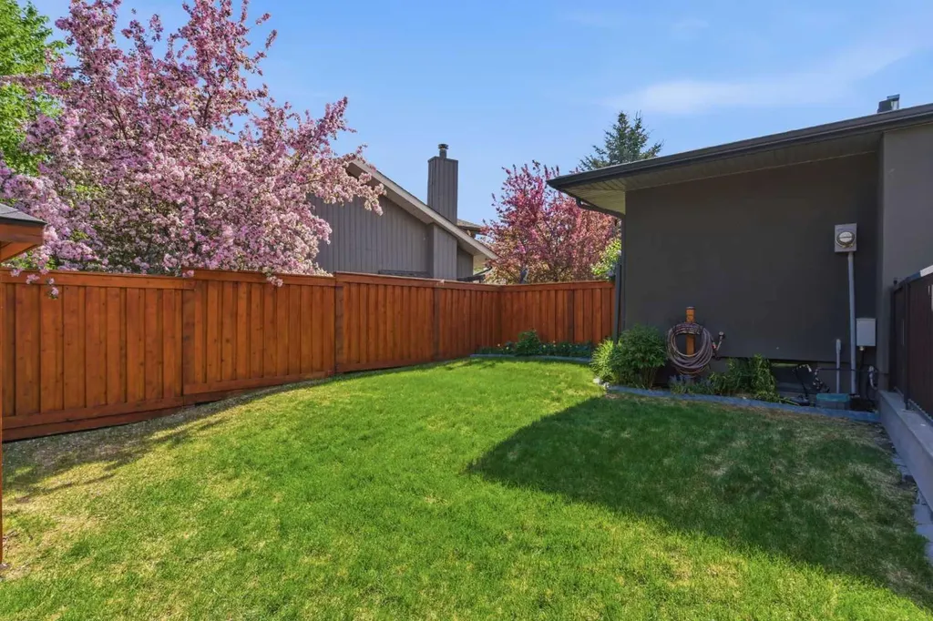 423 Lake Simcoe Crescent SE Calgary AB T2J5L3