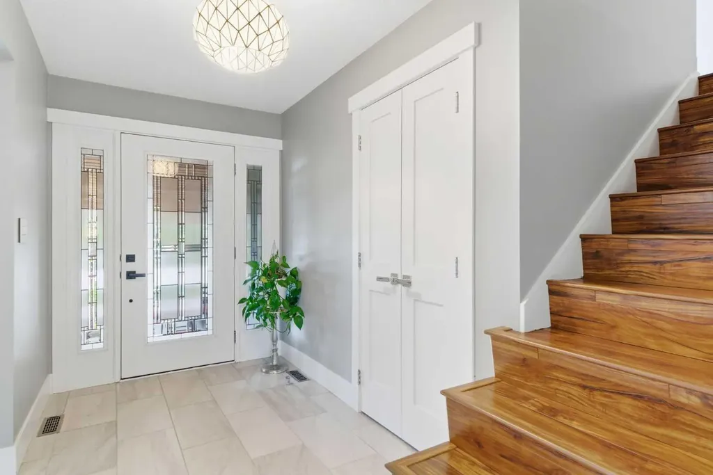 423 Lake Simcoe Crescent SE Calgary AB T2J5L3