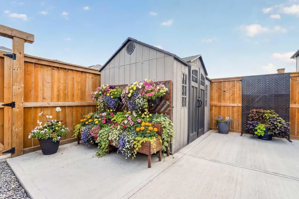 1048 Coalbrook Gate W Lethbridge AB T1J 5X2