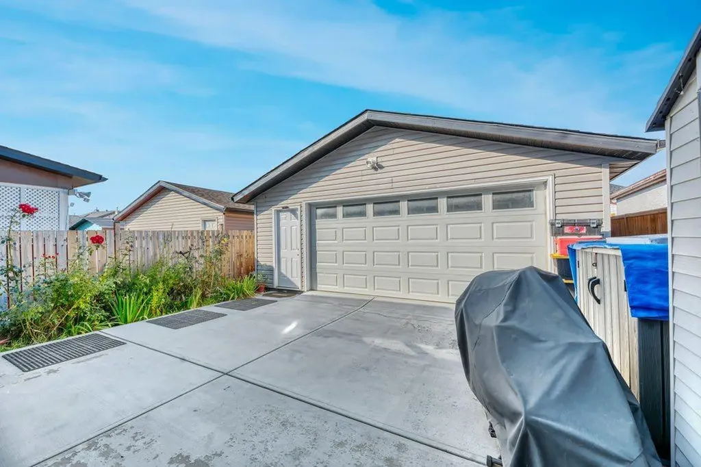319 Saddlebrook Circle NE Calgary AB T3J 0J9