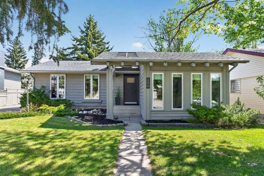 240 Canniff Place SW Calgary AB T2W 2L8