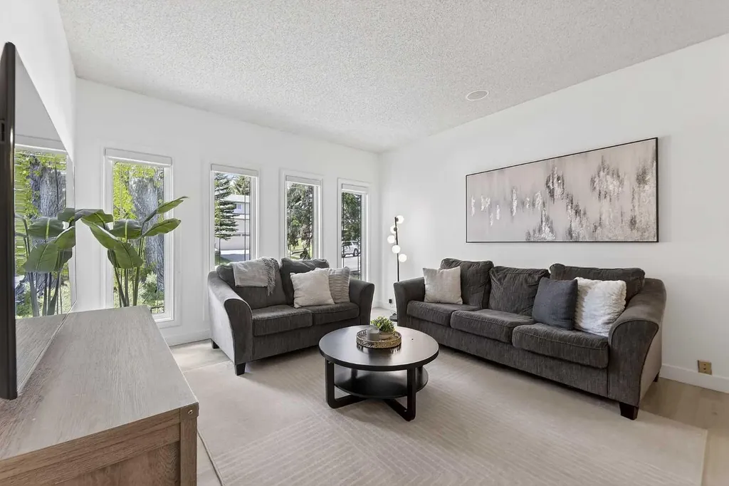 240 Canniff Place SW Calgary AB T2W 2L8
