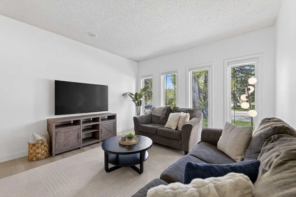240 Canniff Place SW Calgary AB T2W 2L8