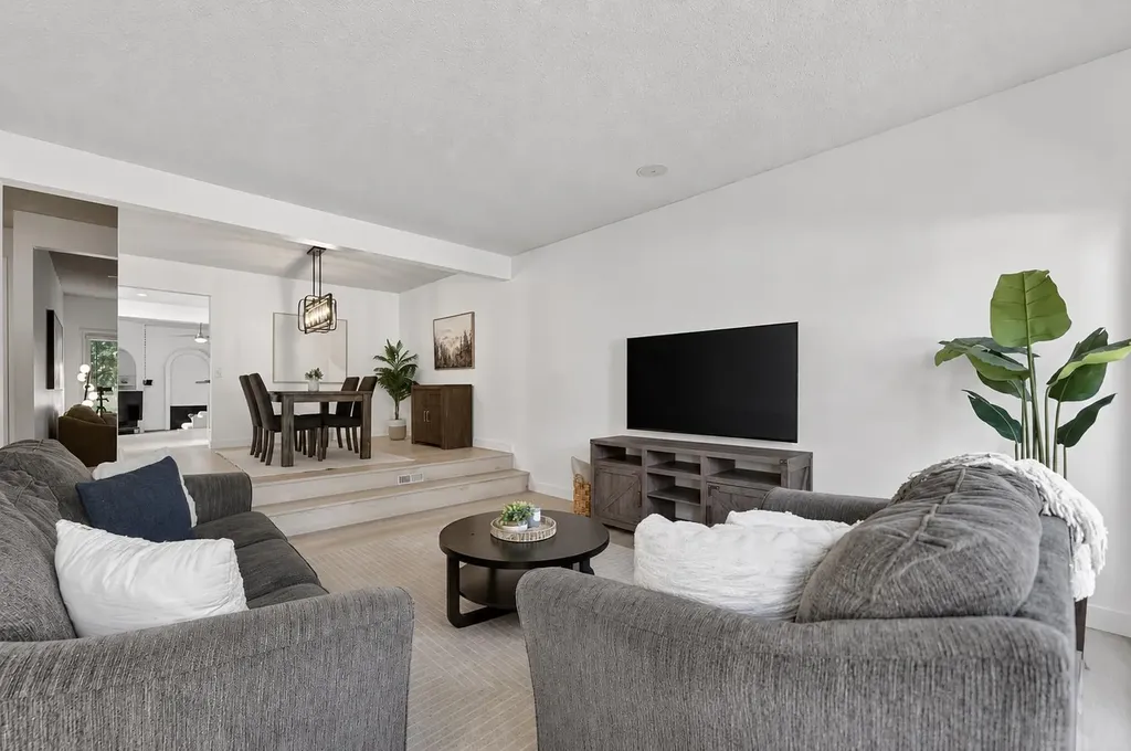 240 Canniff Place SW Calgary AB T2W 2L8