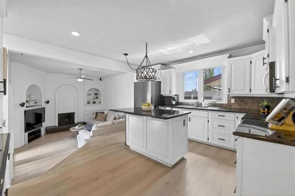 240 Canniff Place SW Calgary AB T2W 2L8