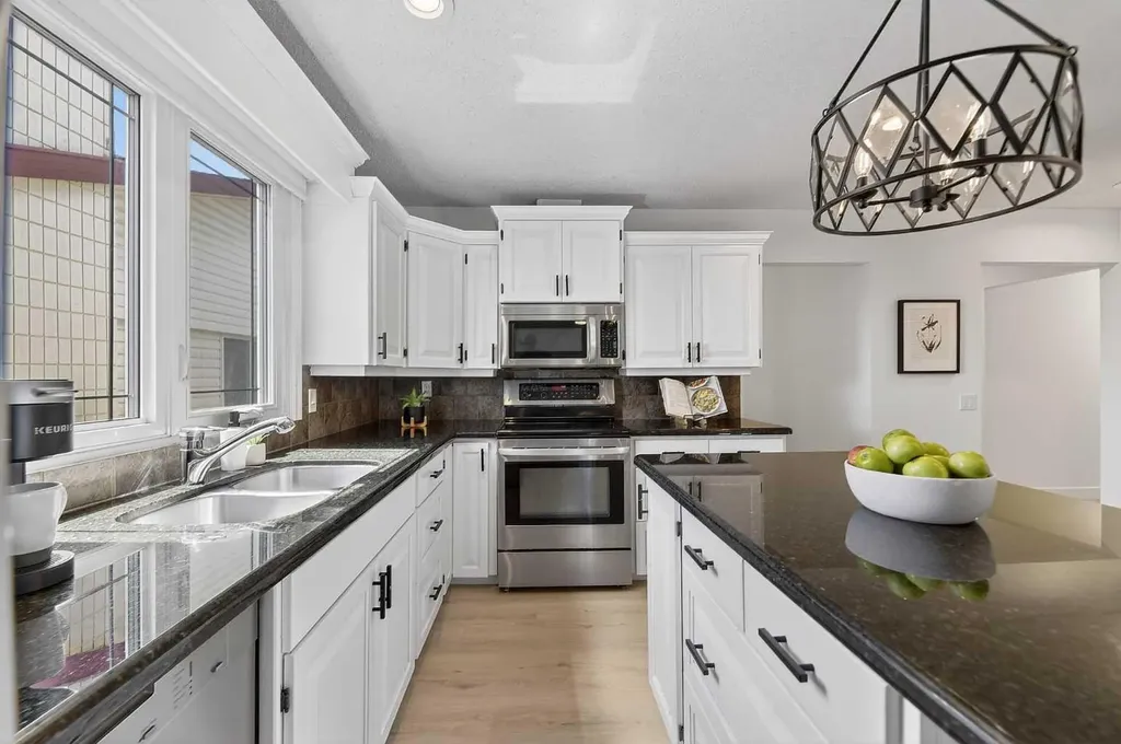 240 Canniff Place SW Calgary AB T2W 2L8