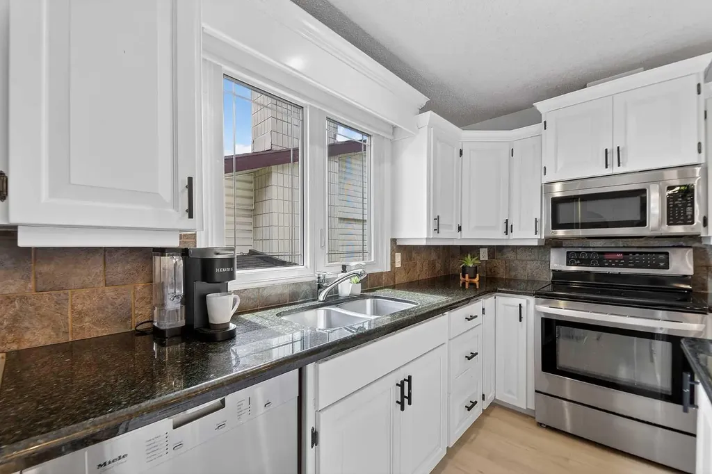 240 Canniff Place SW Calgary AB T2W 2L8