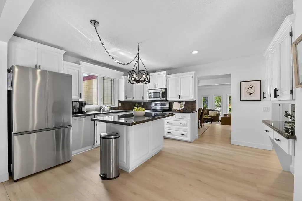 240 Canniff Place SW Calgary AB T2W 2L8
