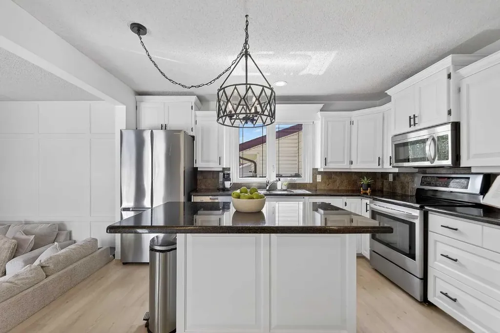 240 Canniff Place SW Calgary AB T2W 2L8