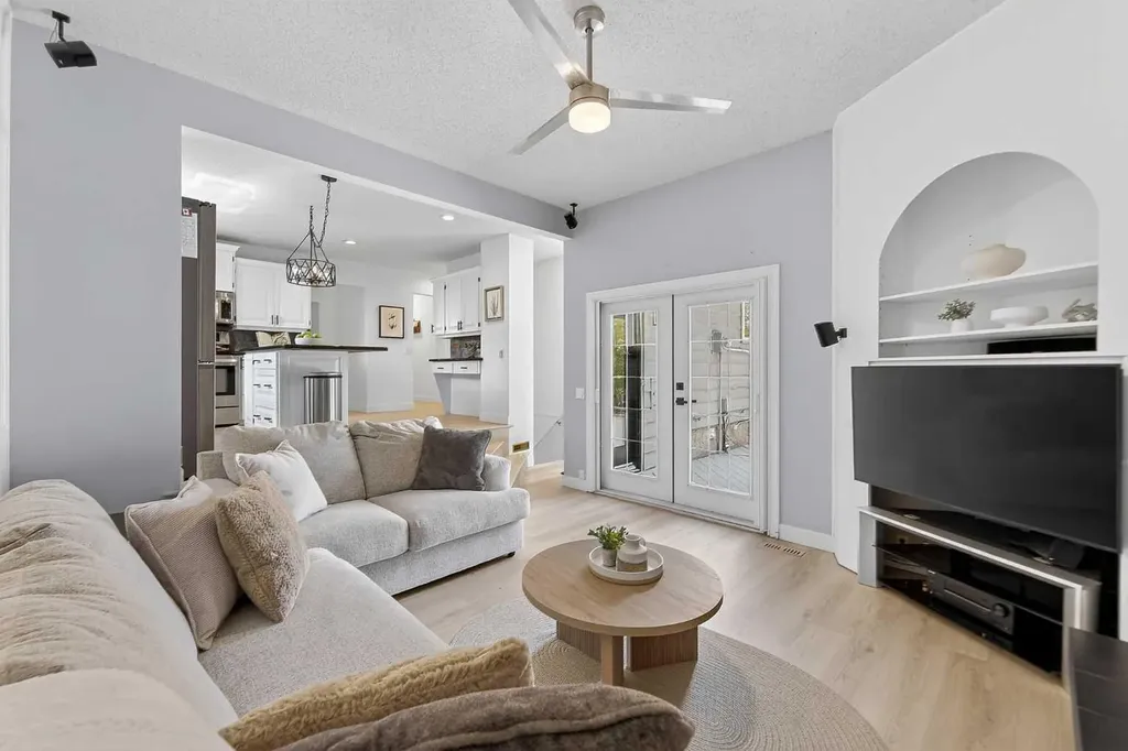 240 Canniff Place SW Calgary AB T2W 2L8