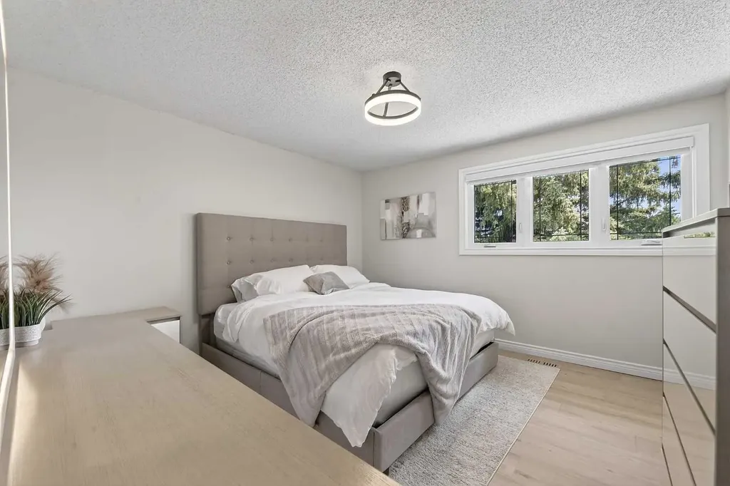 240 Canniff Place SW Calgary AB T2W 2L8
