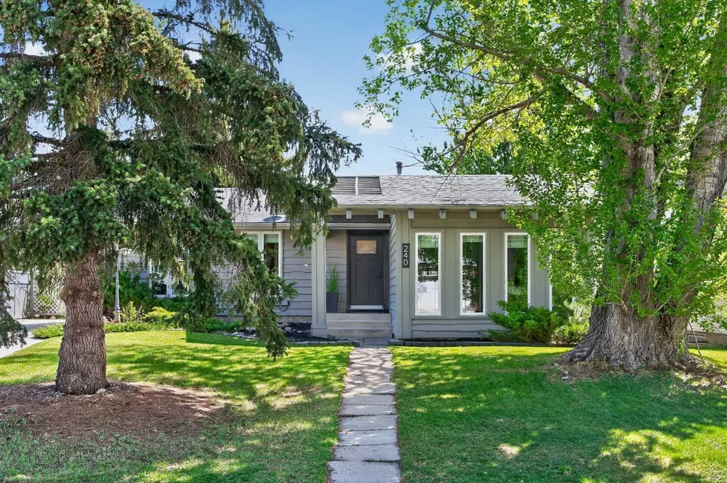 240 Canniff Place SW Calgary AB T2W 2L8