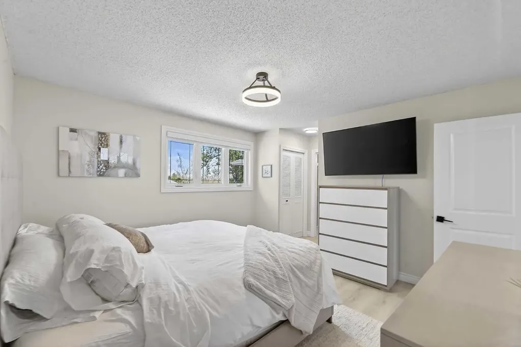 240 Canniff Place SW Calgary AB T2W 2L8
