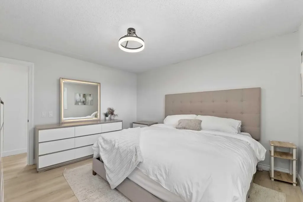 240 Canniff Place SW Calgary AB T2W 2L8