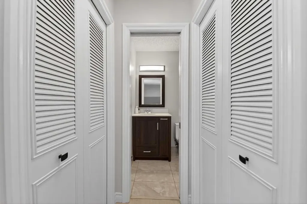 240 Canniff Place SW Calgary AB T2W 2L8