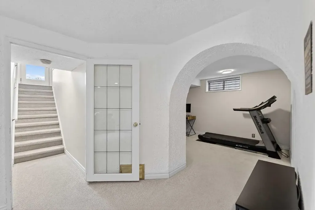 240 Canniff Place SW Calgary AB T2W 2L8